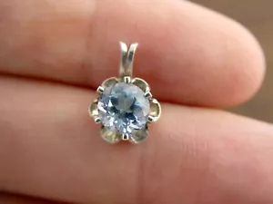 Colgante de topacio azul corte redondo de plata de ley 1 g de peso 0,5 pulgadas de largo - Imagen 1 de 9