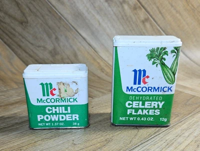 2 latas de especias McCormick de colección copos de apio verde y blanco y chile en polvo Foto 1 de 4