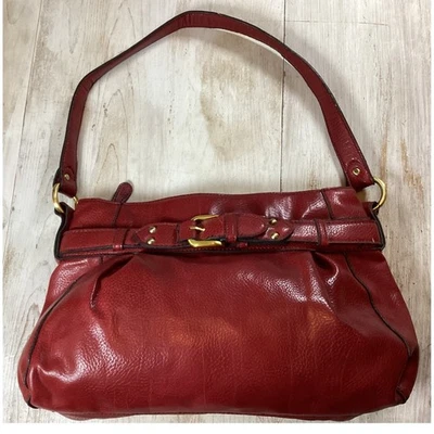 Elegante bolso de hombro de cuero rojo apóstrofe con detalle de hebilla Foto 1 de 4