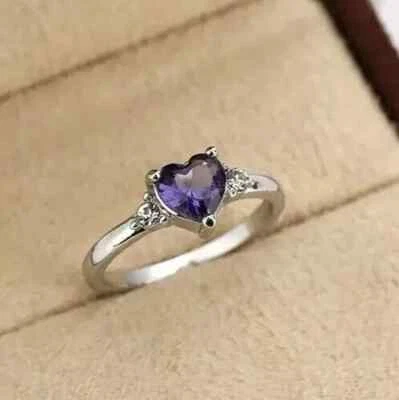 Anillo de compromiso solitario de amatista creado en laboratorio con corazón de 2 quilates enchapado en oro blanco de 14 quilates Foto 1 de 4