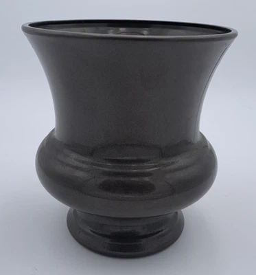 Elegante jardinera de plástico tradicional de 8" Foto 1 de 4