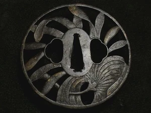 Antiguo Tsuba Grande de Hierro, Diseño de Abanico con Hojas de Tengu (Yatsude), Piercing, Japón - Imagen 1 de 7