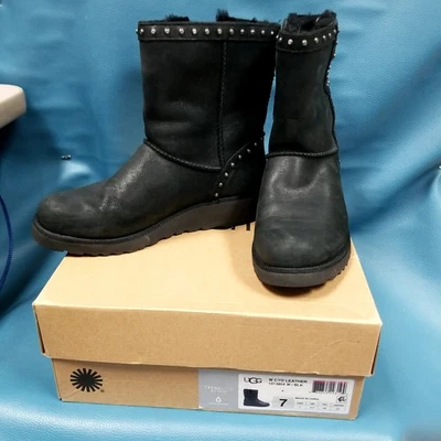 Botas al tobillo UGG 1013854 negras con tachuelas de cuña de piel de oveja para mujer talla 7  Foto 1 de 4