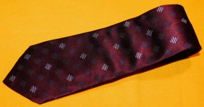 CORBATA GEOMÉTRICA HOLIDAY & MARRÓN HECHA EN INGLATERRA ROJO/AZUL CLARO - CORBATAS DE DISEÑO. Foto 1 de 3