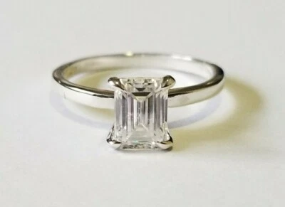 Anel solitário corte esmeralda moissanita 1,00 quilates Charles & Colvard - Imagem 1 de 4