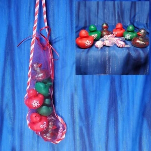 Weihnachtsstrumpf Mini Fun Flock rot & grün Schneeflocken Gummienten Süßigkeiten NEU - Bild 1 von 5