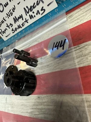 Vintage KYOSHO Center Diff. Parts: PreOwned - Image 1 of 4