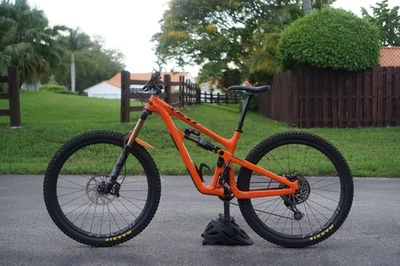 Yeti SB150 TURQ T2 X01 2019 carbono medio 29"" Enduro MTB con ruedas de carbono Roval Foto 1 de 4