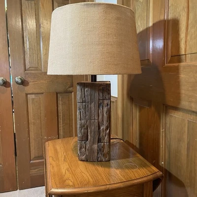 "Lámpara de mesa rústica de madera natural con pantalla de arpillera 25"" con pantalla" Foto 1 de 4