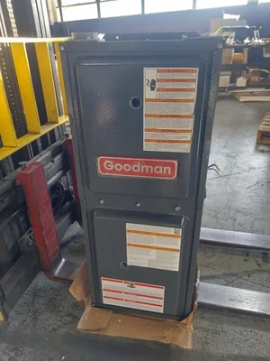 Goodman 40K BTU 92% AFUE Upflow/Horizontal Gas Furnace, GR9S920403AN, S&D - Image 1 of 4