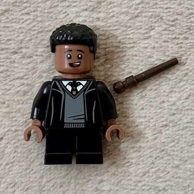 Lego Harry Potter Dean Thomas - Robe de Hogwarts, gravata preta (HP471 / 76426) - Imagem 1 de 2