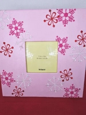 Marco de fotos Pier One Imports 4 X 4 rosa copos de nieve bordado Navidad  Foto 1 de 4