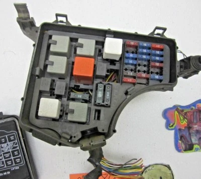 CAJA DE FUSIBLES RELÉ PANEL MOTOR 2.3L ARNÉS EXTREMO COCHE 94 96 97 98 95 SAAB 900 Foto 1 de 4