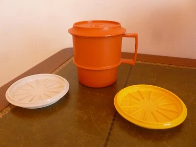 LOT TUPPERWARE UN MUG  + DEUX COUVERCLES - Photo 1/4