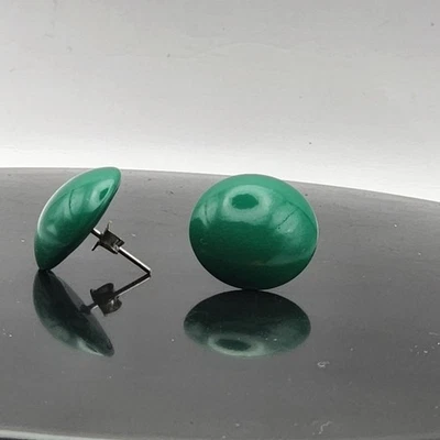 Pendientes de tuerca redondos verdes con respaldo de acero inoxidable para mujeres Foto 1 de 3