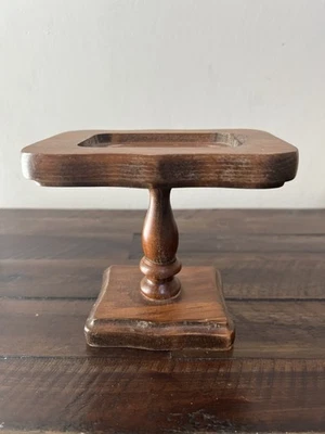 Jabonera vintage con pedestal de madera  Foto 1 de 4