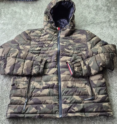 Chaqueta acolchada con capucha acolchada Chevron ligera para hombre Tommy Hilfiger Foto 1 de 4