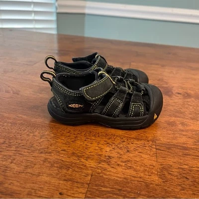 KEEN Kids Black and Yellow Sandals no size tag measures a 5 - Image 1 of 4