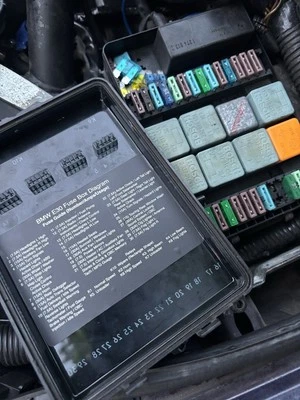 Pegatina diagrama caja de fusibles BMW E30 4,5x3 legible y duradera para todo tipo de clima Foto 1 de 4