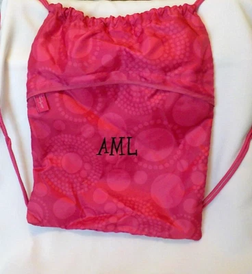 Mochila Thirty-One Pink Dots 17" x 13" Cinch Cordón Bordado Iniciales AML Foto 1 de 4