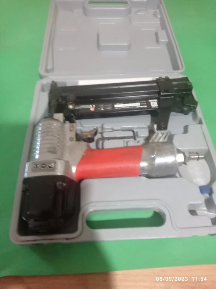 CHIODATRICE-GRAFFATRICE PNEUMATICA EINHELL - Immagine 1 di 3