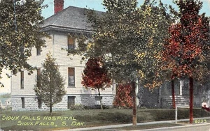 # K675 SIOUX FALLS, S. D. POSTCARD, SIOUX FALLS HOSPITAL - Picture 1 of 2
