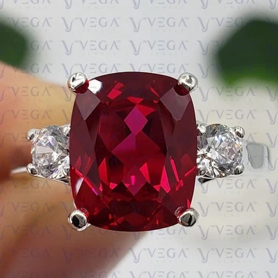 Anillo de tres piedras con diamantes rubí natural enchapado en oro blanco de 18 quilates con forma de cojín de 5,60 quilates Foto 1 de 4