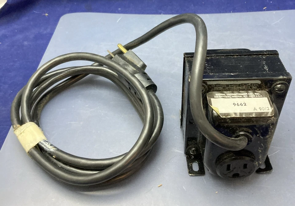 NEW GENUINE SIGNAL 9662 POWER TRANSFORMER 30A 240V PLUG TO 110 OUTLET STEP DOWN - Image 1 of 3