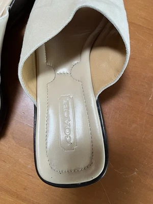 Sandalias Coach Glenda talla 8,5B. Gamuza beige. Foto 1 de 4