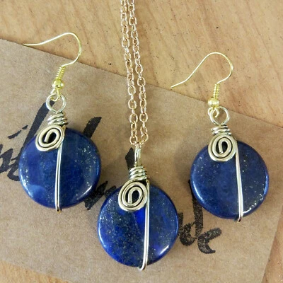 Conjunto de joyería hecha a mano colgante y pendientes envueltos en alambre de latón cristales de lapislázuli Foto 1 de 3