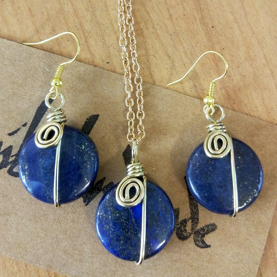 Conjunto de joyería hecha a mano colgante y pendientes envueltos en alambre de latón cristales de lapislázuli Foto 1 de 3