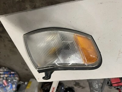 1995-1999 nissan sentra RH passenger side front park/turn signal corner light OE - Image 1 of 2