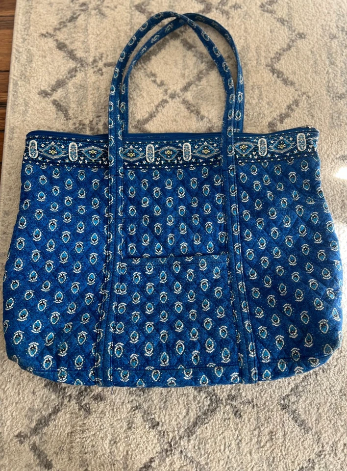 Americana by Sharif 蓝色织物托特包佩斯利花卉绗缝机洗 — 第 1/4 张图片
