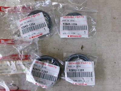 Kawasaki GPZ900R Ninja A7 - Juego de sello de aceite y cubierta antipolvo de horquilla delantera genuina Foto 1 de 4