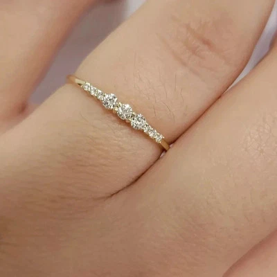 Alianza de boda de eternidad de diamantes redonda de 2 quilates creada en laboratorio enchapada en oro amarillo de 14 k Foto 1 de 4