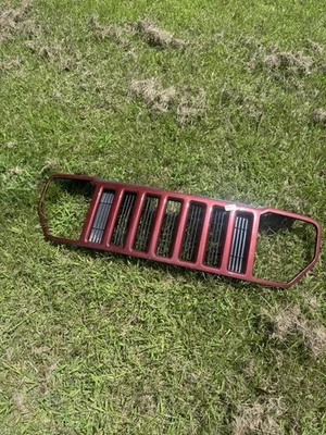 Rejilla OEM 2008-2012 compatible con Jeep Liberty con insertos de rejilla 55157218AC PEM ROJO Foto 1 de 4