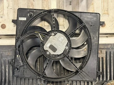 Conjunto de ventilador de radiador Maserati Ghibli 2014  Foto 1 de 2