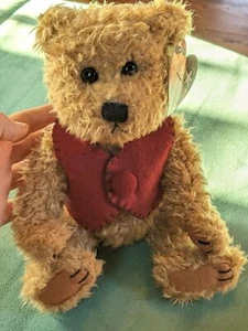 Chaleco de fieltro rojo de felpa y botón Gibson Greetings Brown Bear - Imagen 1 de 6
