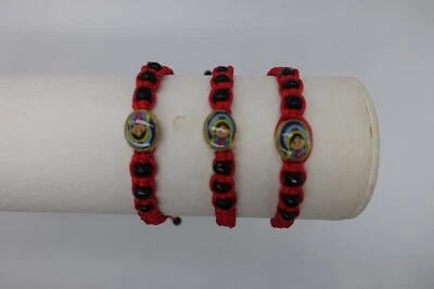 Pulseira de pedras pretas medalha Virgem Guadalupe corda vermelha macramê x3 - Imagem 1 de 4