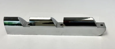 Chrysler Royal New Yorker Windsor Imperial Center 1950 barra de parrilla 1335514 nuevo de stock Foto 1 de 4