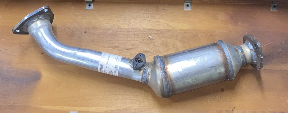 Davico 18000 Upper Catalytic Converter 2001 Toyota Tacoma And O2 Sensor - Image 1 of 2