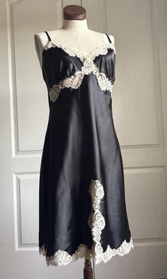 Chinelo feminino preto com renda bege e dourada tamanho completo pequeno por Secrets In Lace - Imagem 1 de 4