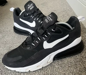 Nike Air Max 270 React Nero Bianco Scarpe da Ginnastica Uomo - Taglia UK 10 / EU 45 - Foto 1 di 9