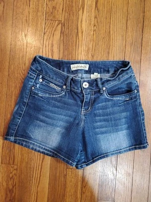 Pantalones Cortos de Denim de Tiro Medio Azul Y2K Paris Inspirados De Colección Juniors Talla 7 Hottie Foto 1 de 4