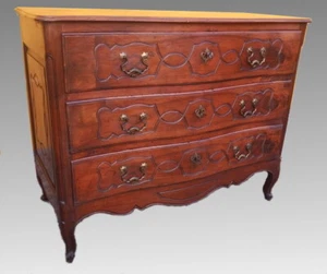 Raro e particolare Cassettone  Luigi XV Parmigiano in noce - Imagen 1 de 11