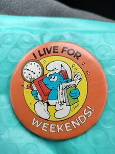 Vintage 1982 Surmfett Pin I Live For Weekends - Picture 1 of 3