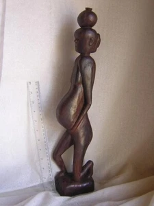 Estatua de fertilidad femenina arrodillada tallada a mano etnográfica de Timor Occidental Indonesia - Imagen 1 de 6