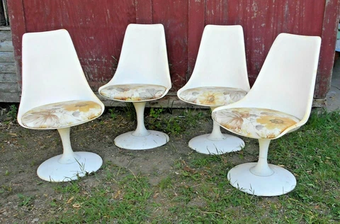 VINTAGE SET OF 4 SAARINEN FIBERGLASS TULIP CHAIRS Cover