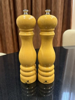 Juego Molinillos Sal y Pimienta Lacados Amarillos Peugeot Francia 9" Oro Mostaza Foto 1 de 4
