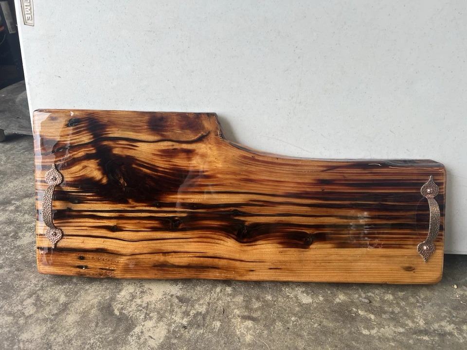 Tabla de comida/charcutería Pecky Cypress Foto 1 de 4